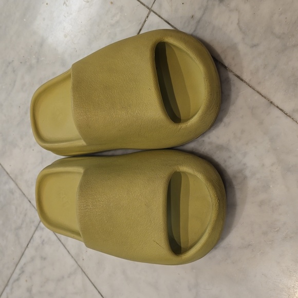 Yeezy Slide Resin Mens US 5, Womens US 6 - Picture 2 of 7